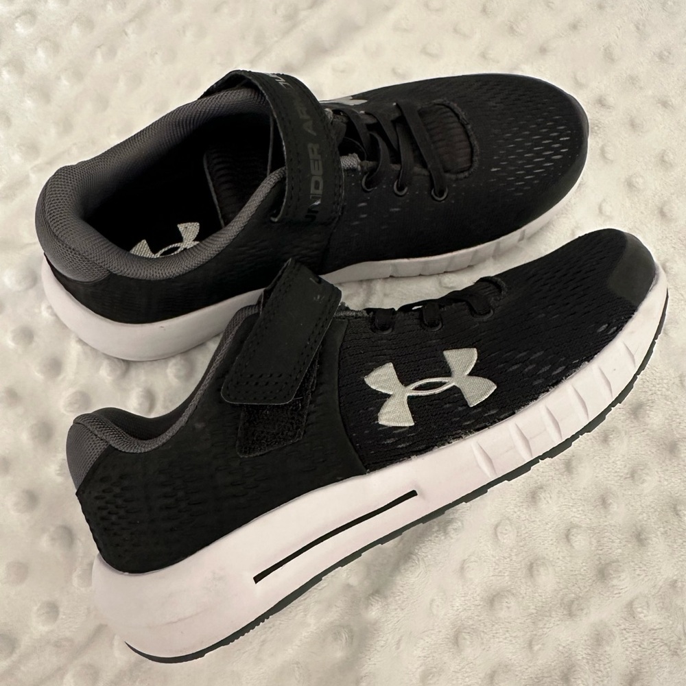 Size 2Y Under Armour Boys Black Shoes - Like New